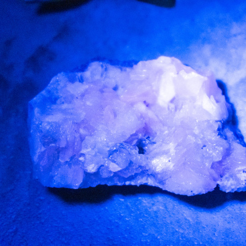 Mangano Calcite (UV Reactivte) #7