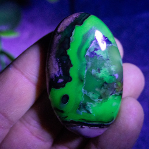 Volcano Agate (UV Reactive) Palmstone #18